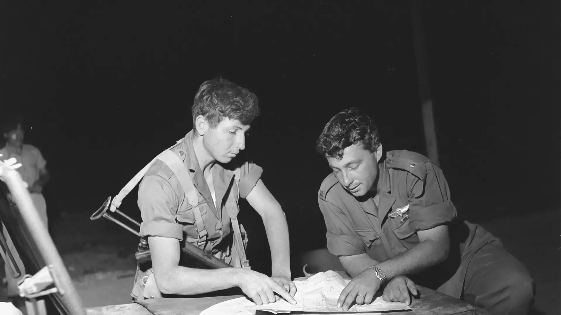 מפקד יחידה 101 בצנחנים רס"ן אריאל שרון מעיין במפה יחד עם מאיר הר ציון. 29.04.1954 מפקד יחידה 101 בצנחנים רס"ן אריאל שרון מעיין במפה יחד עם מאיר הר ציון. 29.04.1954