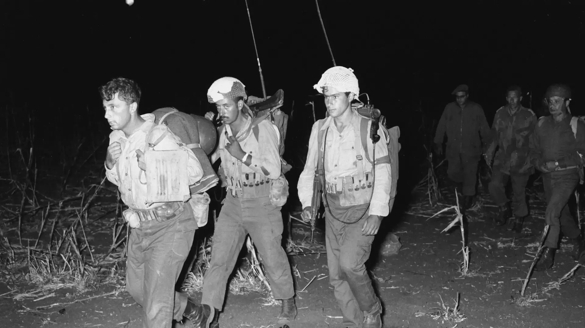 אריאל שרון מוביל מסע רגלי לילי בתרגיל צנחנים. 18.09.1957 אריאל שרון מוביל מסע רגלי לילי בתרגיל צנחנים. 18.09.1957