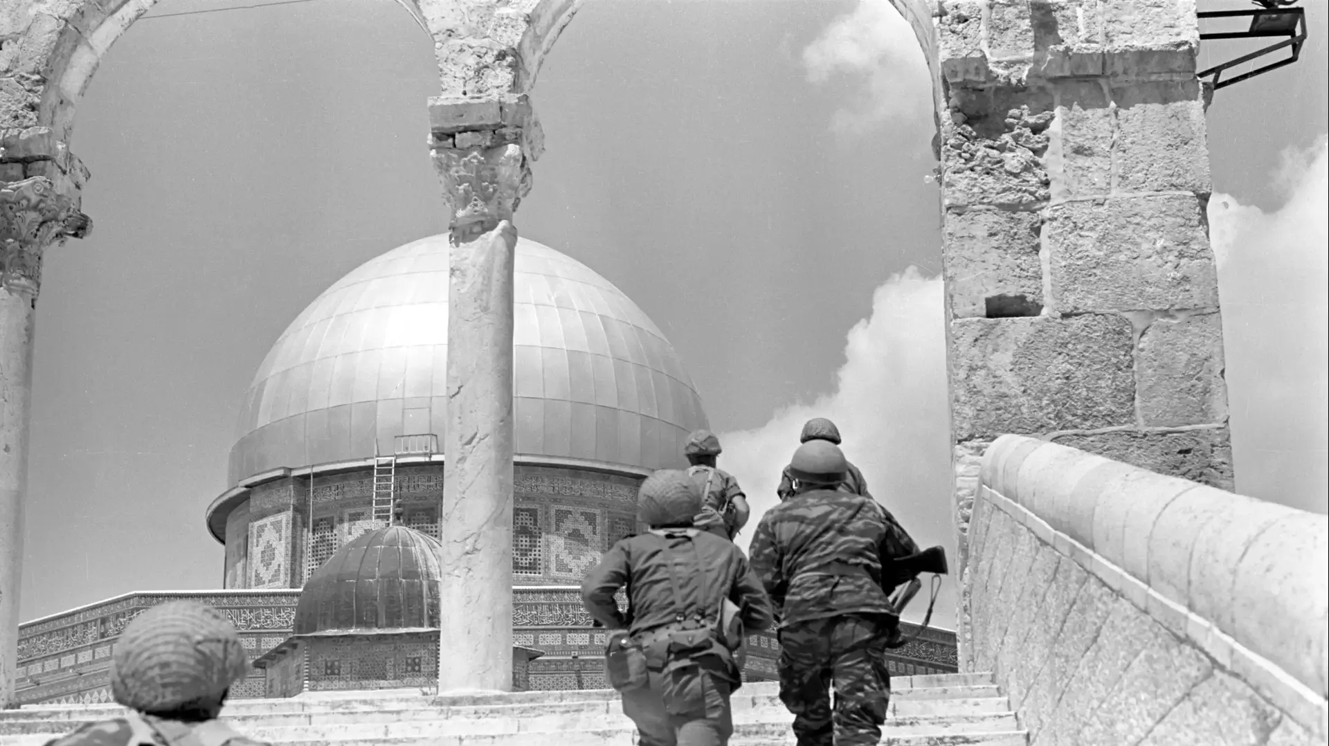 הפריצה של הצנחנים דרך שער האריות אל רחבת מסגד הסלע, מלחמת ששת הימים. 05.06.1967