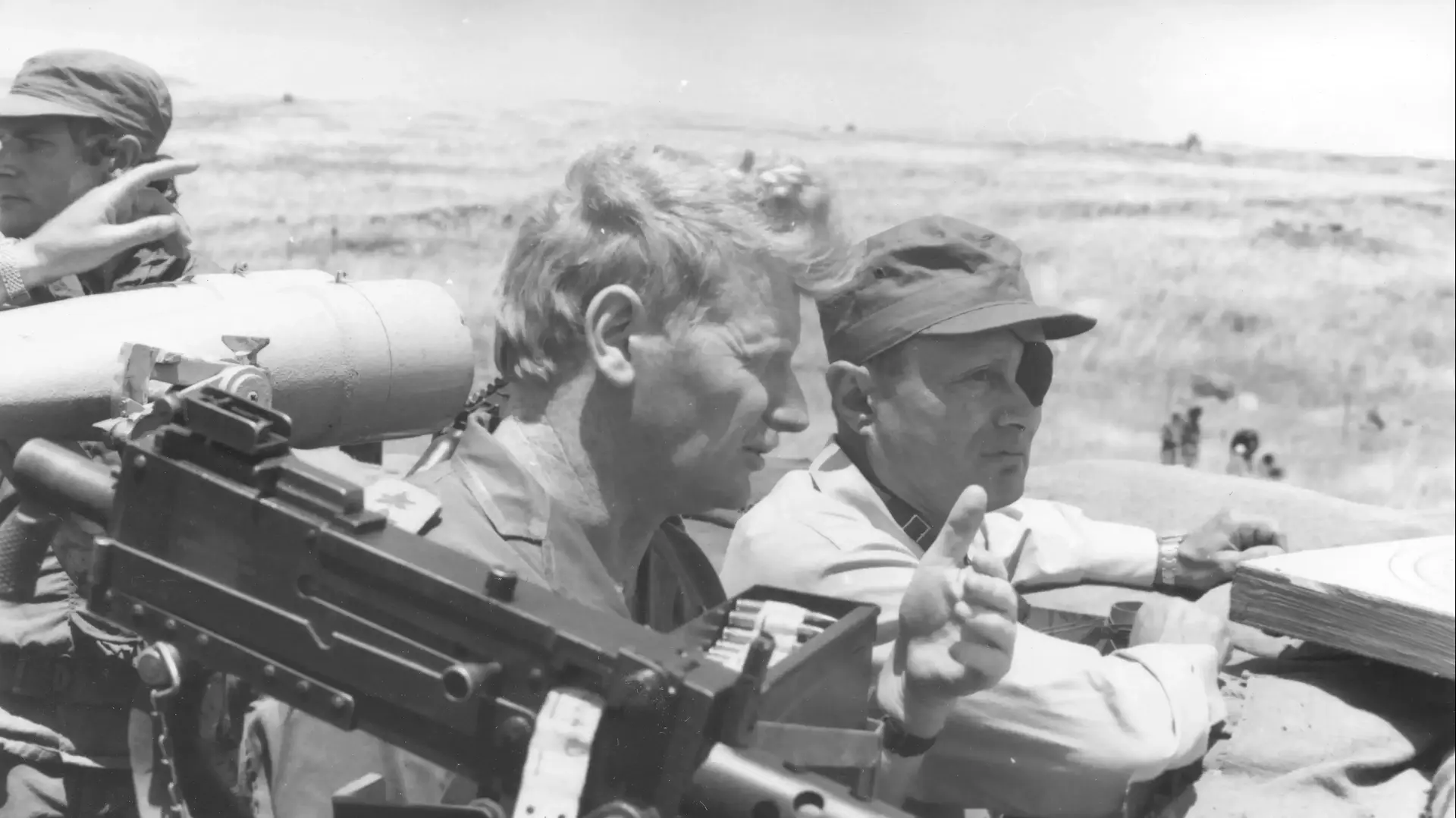 משה דיין ותא"ל אפרים חירם בסיור ברמת הגולן משה דיין ותא"ל אפרים חירם בסיור ברמת הגולן