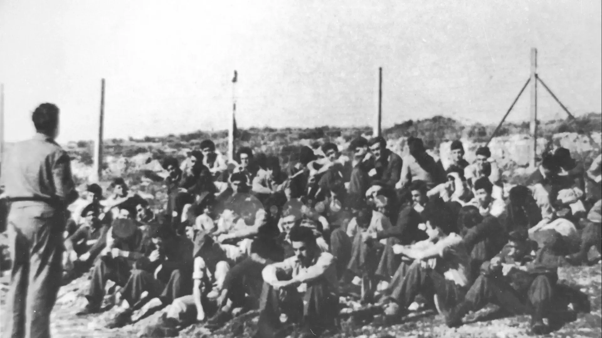 אריאל שרון מודיע על פירוק יחידה 101 ומיזוגה עם הצנחנים, מחנה סטף, 10.11.1954 אריאל שרון מודיע על פירוק יחידה 101 ומיזוגה עם הצנחנים, מחנה סטף, 10.11.1954
