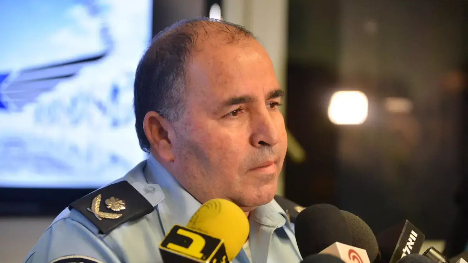 ראש אגף המבצעים ניצב אהרון אקסול, הצהרה לתקשורת בעניין התייחסות המשטרה לפרסומים אודות הפנייה למוקד 100, מחוז תל אביב. 27 בינואר 2016 ראש אגף המבצעים ניצב אהרון אקסול, הצהרה לתקשורת בעניין התייחסות המשטרה לפרסומים אודות הפנייה למוקד 100, מחוז תל אביב. 27 בינואר 2016