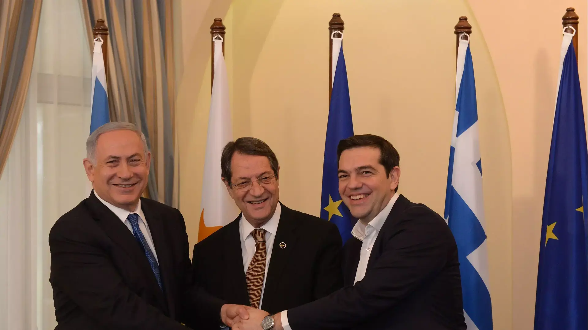 ראש ממשלת יוון אלכסיס ציפראס, נשיא קפריסין ניקוס אנסטסיאדיס וראש הממשלה בנימין נתניהו. יוון, 28 בינואר 2016 ראש ממשלת יוון אלכסיס ציפראס, נשיא קפריסין ניקוס אנסטסיאדיס וראש הממשלה בנימין נתניהו. יוון, 28 בינואר 2016