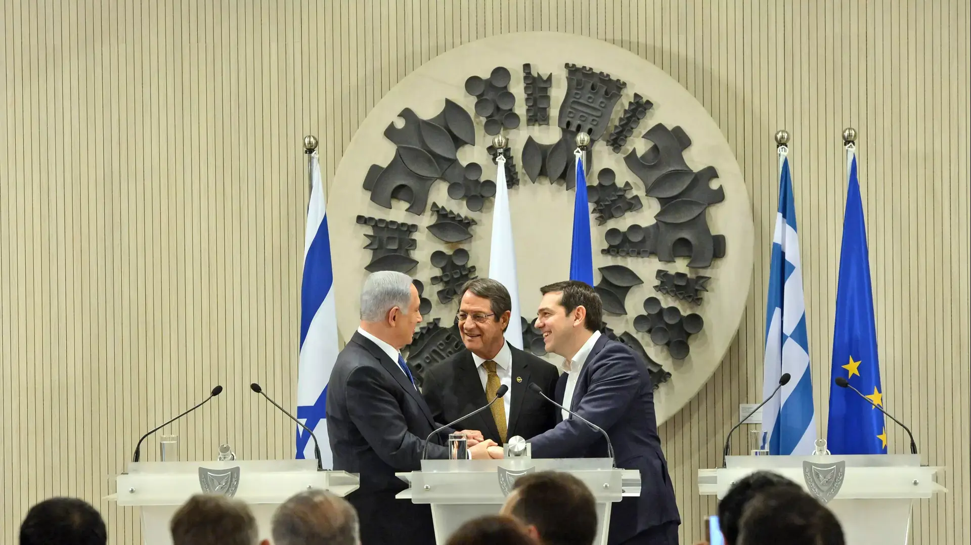 פגישה משולשת בין ראש הממשלה בנימין נתניהו עם נשיא קפריסין ניקוס אנסטסיאדיס וראש הממשלה של יוון אלכסיס ציפראס בניקוסיה קפריסין פגישה משולשת בין ראש הממשלה בנימין נתניהו עם נשיא קפריסין ניקוס אנסטסיאדיס וראש הממשלה של יוון אלכסיס ציפראס בניקוסיה קפריסין