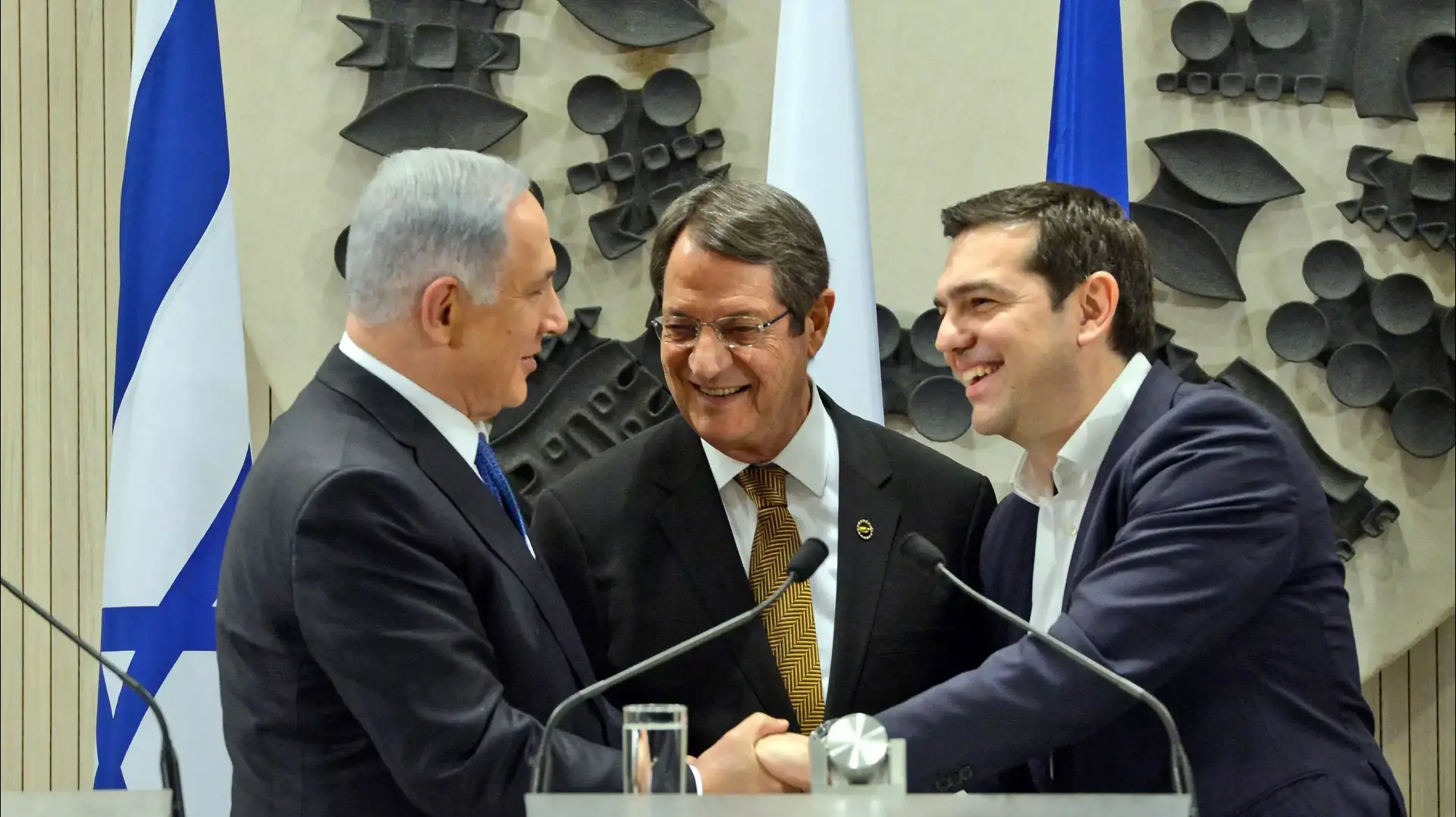 פגישה משולשת בין ראש הממשלה בנימין נתניהו עם נשיא קפריסין ניקוס אנסטסיאדיס וראש הממשלה של יוון אלכסיס ציפראס בניקוסיה קפריסין