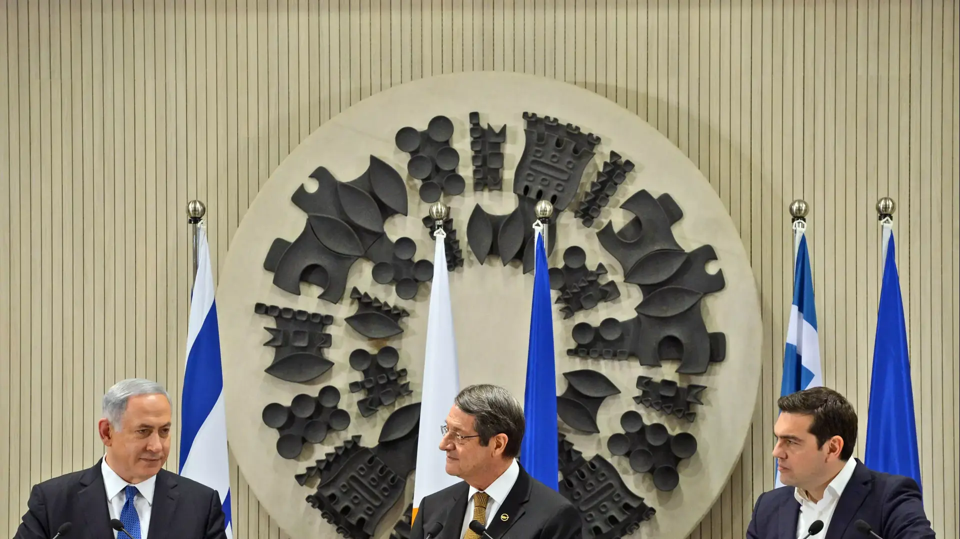 פגישה משולשת בין ראש הממשלה בנימין נתניהו עם נשיא קפריסין ניקוס אנסטסיאדיס וראש הממשלה של יוון אלכסיס ציפראס בניקוסיה קפריסין פגישה משולשת בין ראש הממשלה בנימין נתניהו עם נשיא קפריסין ניקוס אנסטסיאדיס וראש הממשלה של יוון אלכסיס ציפראס בניקוסיה קפריסין
