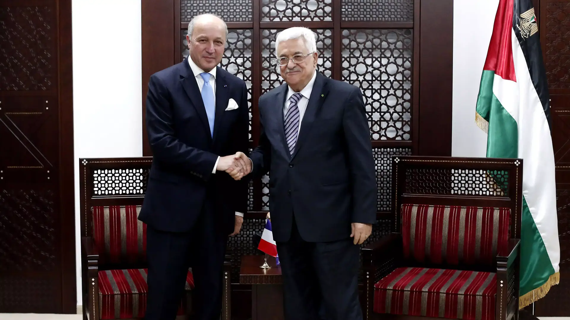 יו"ר הרשות הפלסטינית אבו מאזן עם שר החוץ של צרפת לורן פביוס, יוני 2015