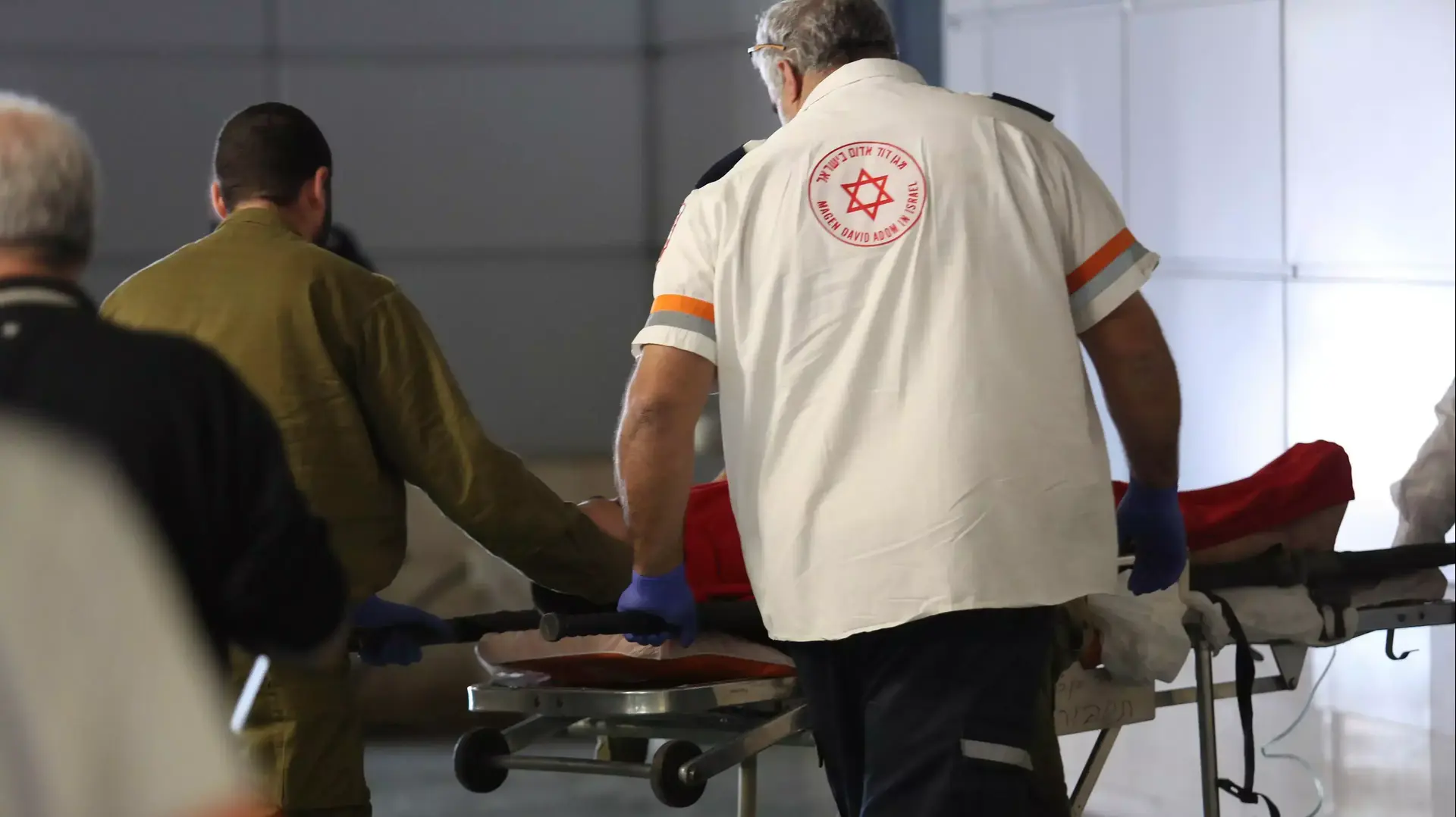 פינוי פצועים מפיגוע ירי במחסום DCO, בית חולים שערי צדק. 31 בינואר 2016 פינוי פצועים מפיגוע ירי במחסום DCO, בית חולים שערי צדק. 31 בינואר 2016