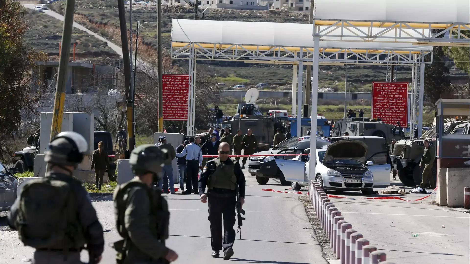 חיילים מאבטחים את האזור בו בוצע פיגוע ירי בקרבת בית אל 31 ינואר 2016 חיילים מאבטחים את האזור בו בוצע פיגוע ירי בקרבת בית אל 31 ינואר 2016