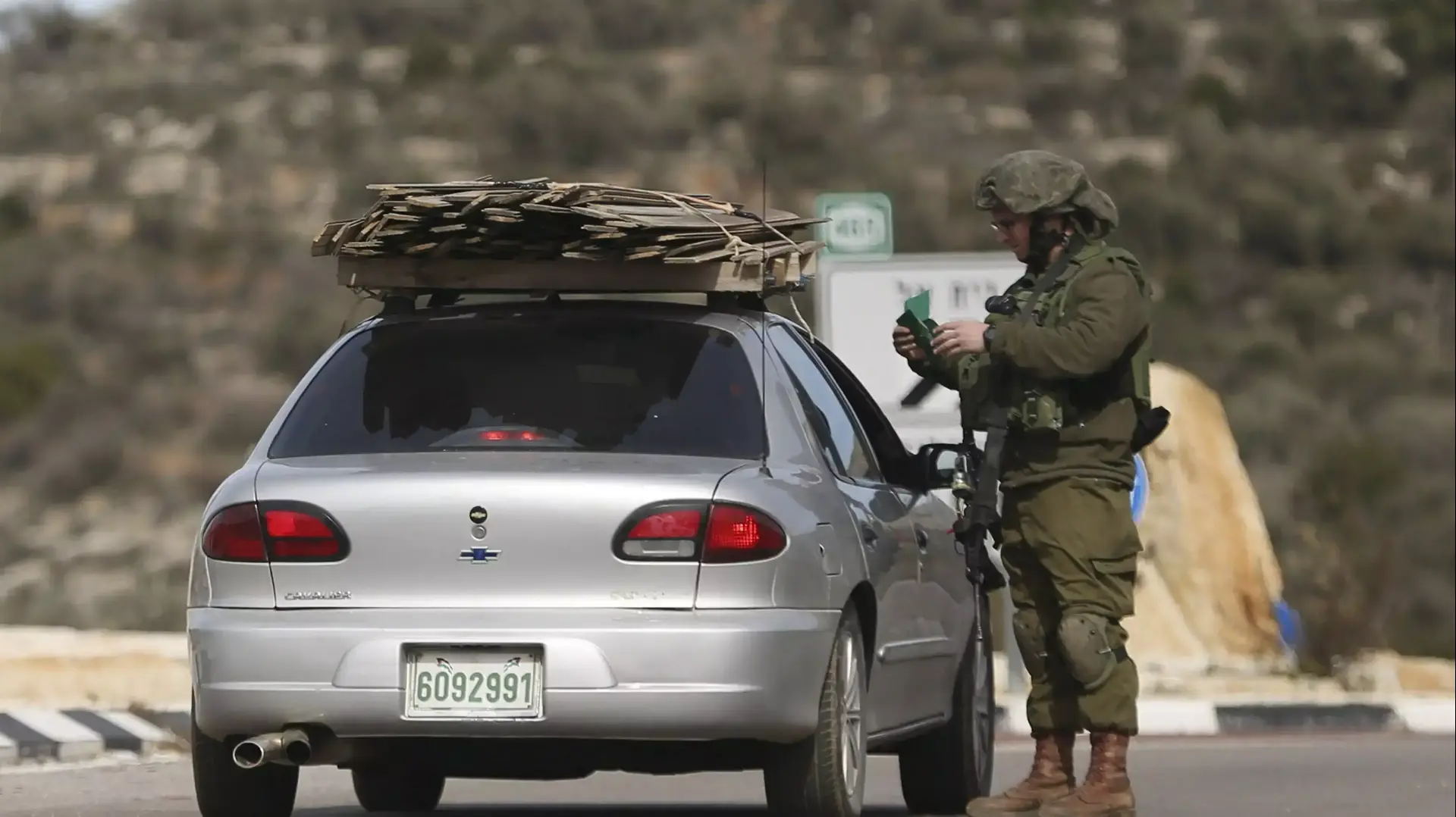 חיילים בודקים מכונית בכניסה לרמאללה היום 1 פברואר 2016