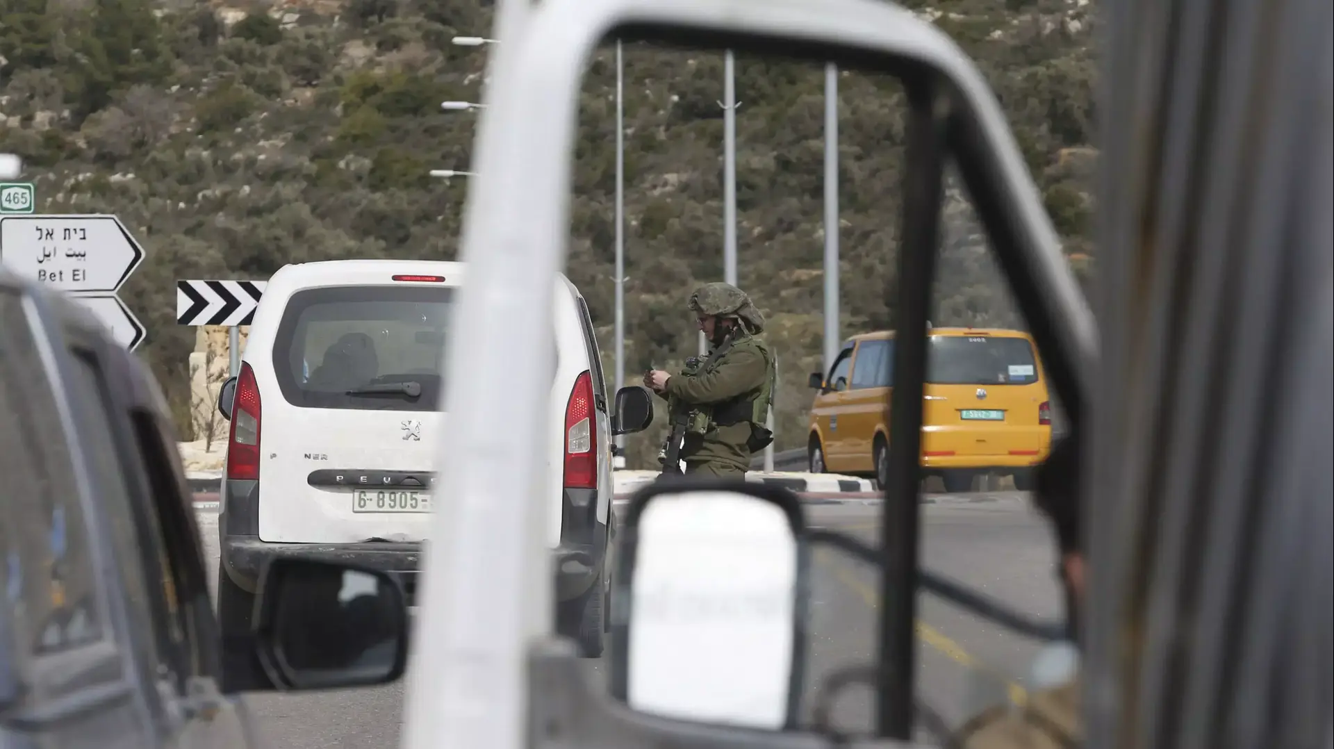 חיילים בודקים מכונית בכניסה לרמאללה היום 1 פברואר 2016 חיילים בודקים מכונית בכניסה לרמאללה היום 1 פברואר 2016