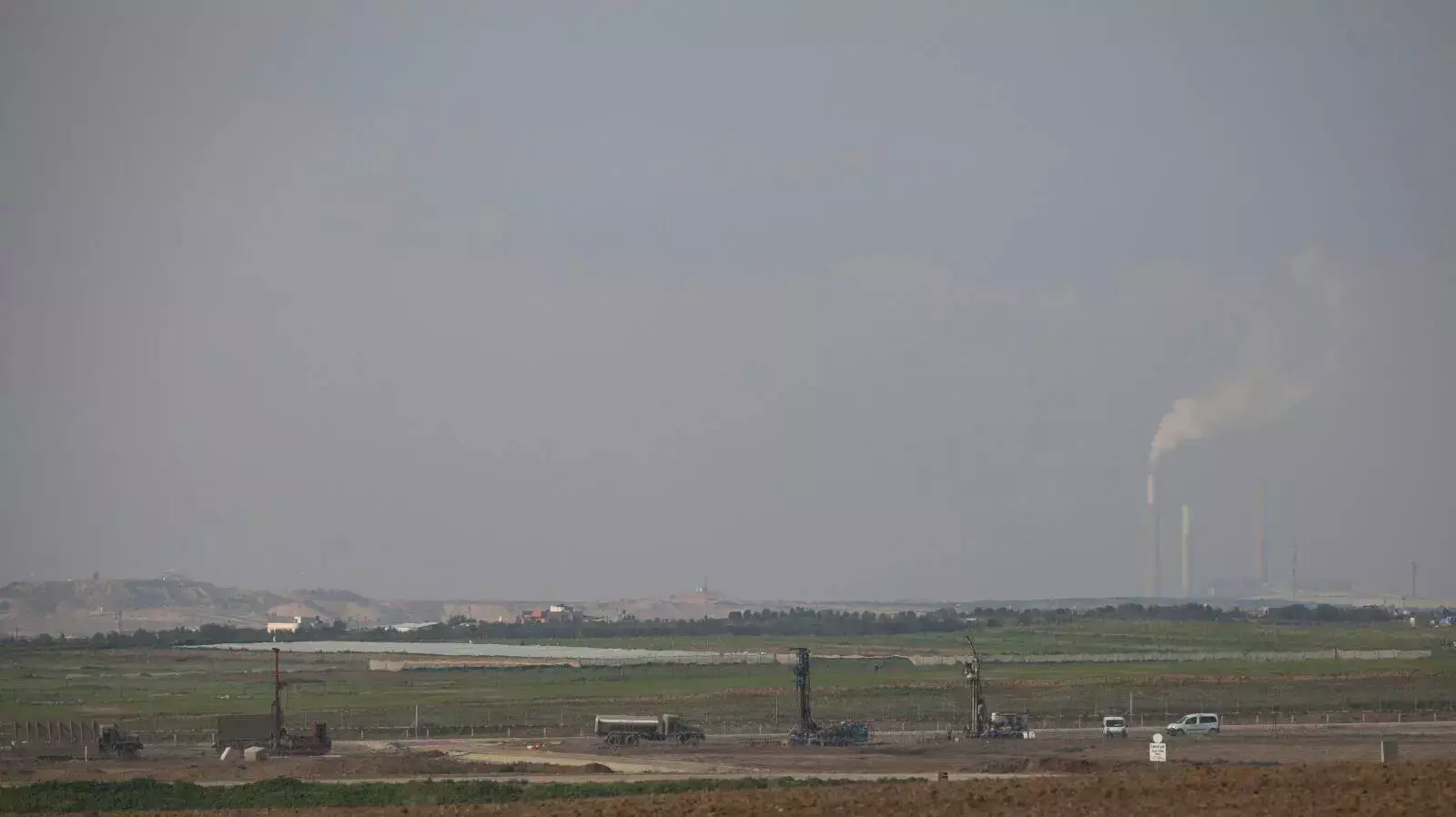 כלים כבדים של צה"ל בניסיון לאתר מנהרות בגבול רצועת עזה. 1 בפברואר 2016 כלים כבדים של צה"ל בניסיון לאתר מנהרות בגבול רצועת עזה. 1 בפברואר 2016