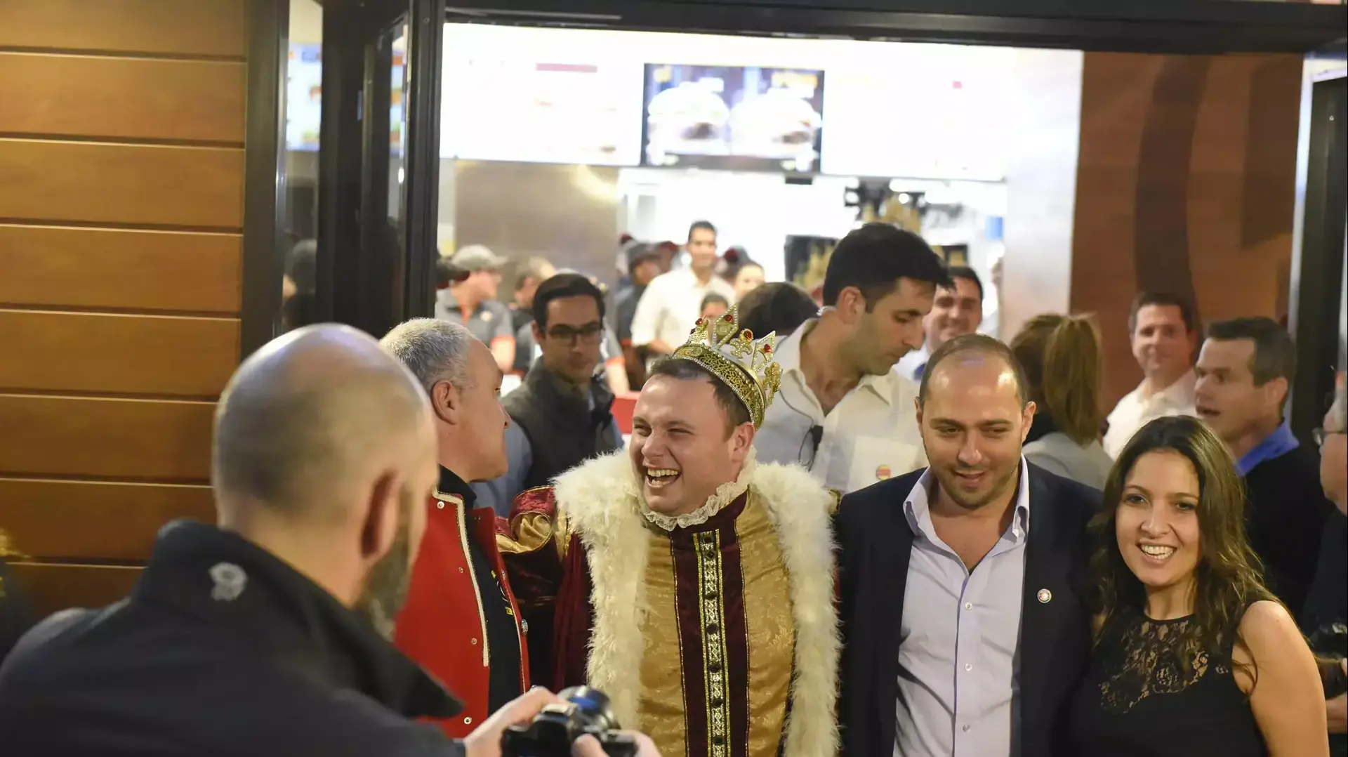 פתיחת סניף חדש של ברגר קינג על רקע הפגנת עמותת אנונימוס, כיכר רבין תל אביב. 1 בפברואר 2016