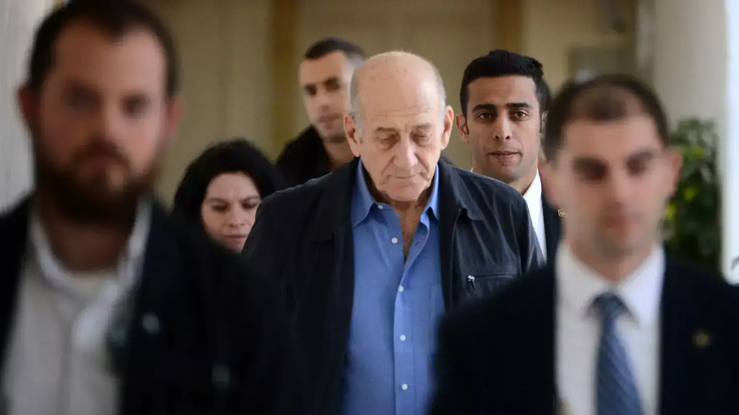 אהוד אולמרט היום בכניסה לבית משפט השלום אהוד אולמרט היום בכניסה לבית משפט השלום