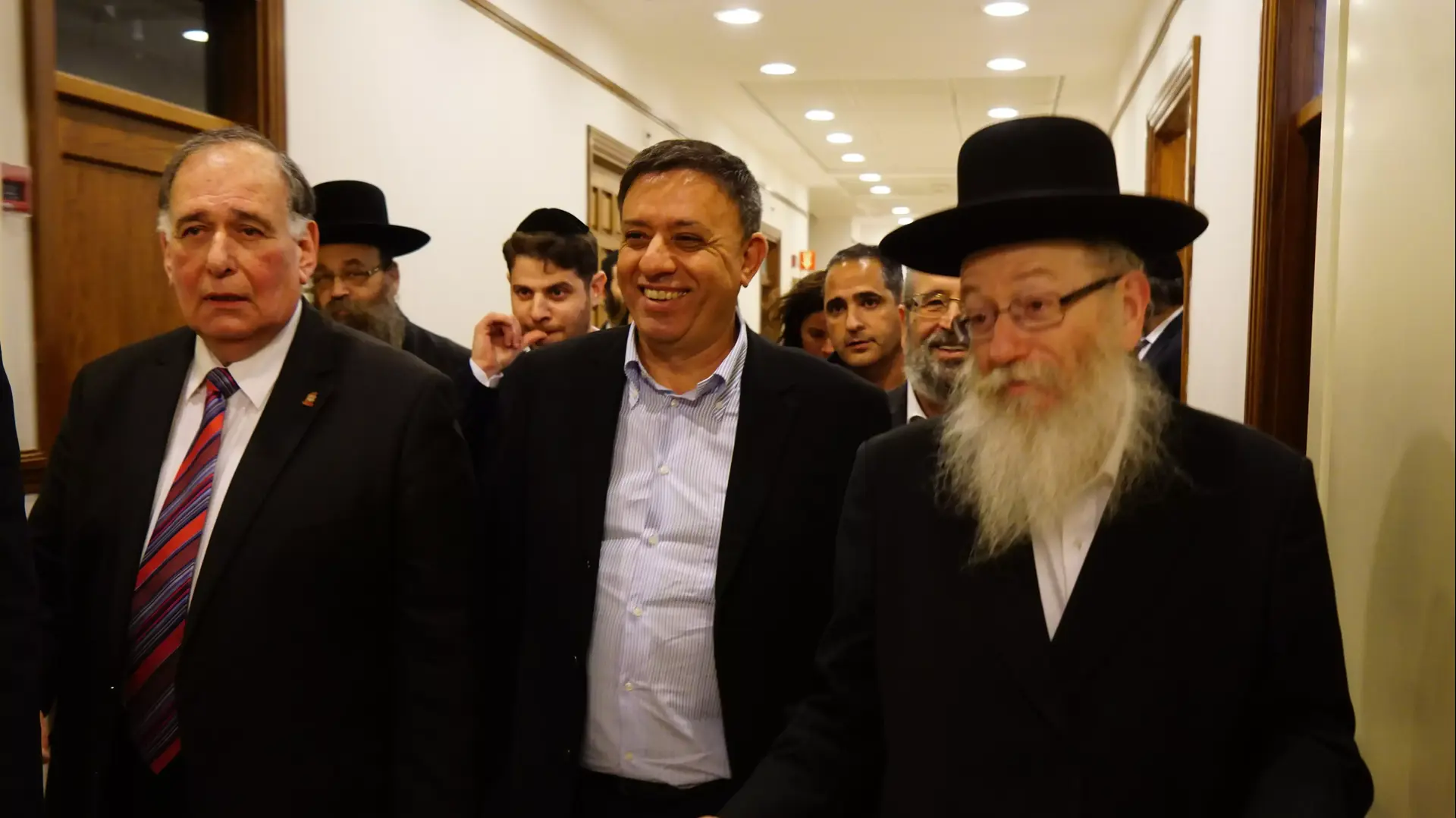 השר להגנת הסביבה אבי גבאי, ראש עיריית חיפה יונה יהב ושר הבריאות יעקב ליצמן, ישיבת מועצה בעניין זיהום האוויר בחיפה, 2 בפברואר 2016 השר להגנת הסביבה אבי גבאי, ראש עיריית חיפה יונה יהב ושר הבריאות יעקב ליצמן, ישיבת מועצה בעניין זיהום האוויר בחיפה, 2 בפברואר 2016