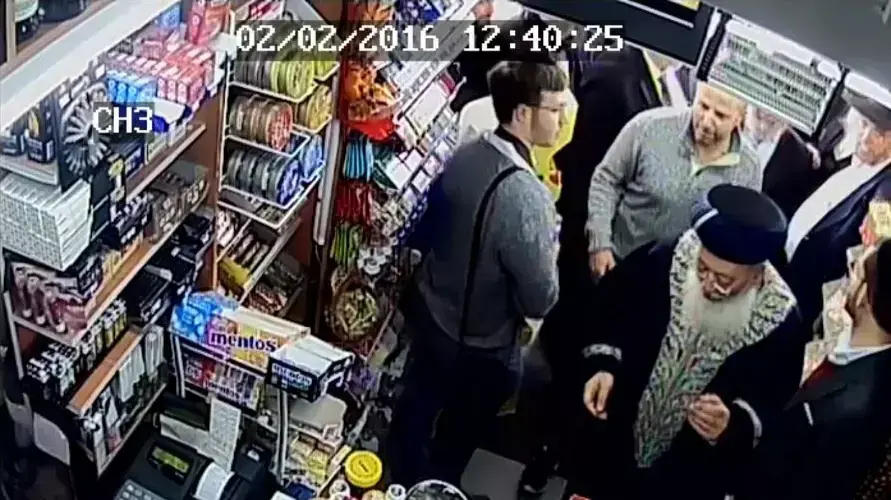 הרב שלמה עמאר מבקר בעסקים שפתוחים בשבת בירושלים, ומבקש מהם לסגור הרב שלמה עמאר מבקר בעסקים שפתוחים בשבת בירושלים, ומבקש מהם לסגור
