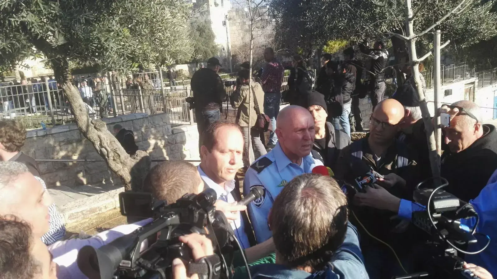 ראש עיריית ירושלים ניר ברקת בזירת הפיגוע בשער שכם, ירושלים. פברואר 2016 ראש עיריית ירושלים ניר ברקת בזירת הפיגוע בשער שכם, ירושלים. פברואר 2016