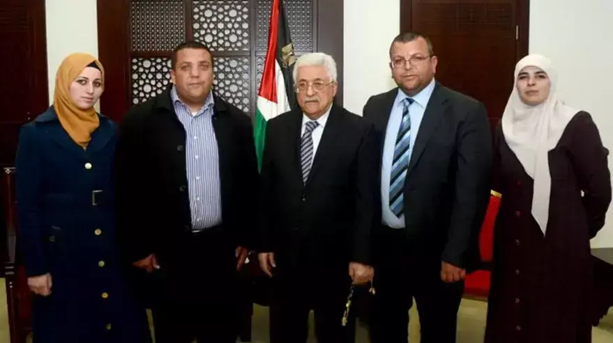 יו"ר הרשות הפלסטינית אבו מאזן נפגש עם משפחת האסיר השובת רעב מוחמד אל-קיק, פברואר 2016 יו"ר הרשות הפלסטינית אבו מאזן נפגש עם משפחת האסיר השובת רעב מוחמד אל-קיק, פברואר 2016