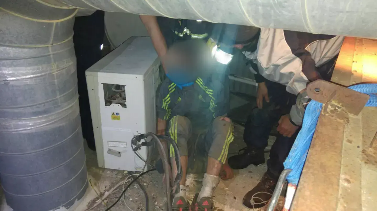 גבר נלכד בתוך ארובה במרכז המסחרי בית שמש. 4 בפברואר 2016 גבר נלכד בתוך ארובה במרכז המסחרי בית שמש. 4 בפברואר 2016