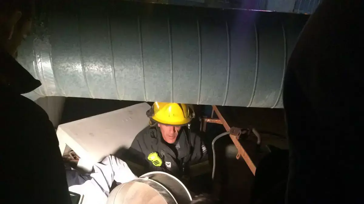 גבר נלכד בתוך ארובה במרכז המסחרי בית שמש. 4 בפברואר 2016 גבר נלכד בתוך ארובה במרכז המסחרי בית שמש. 4 בפברואר 2016