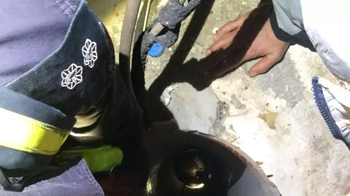 גבר נלכד בתוך ארובה במרכז המסחרי בית שמש. 4 בפברואר 2016 גבר נלכד בתוך ארובה במרכז המסחרי בית שמש. 4 בפברואר 2016
