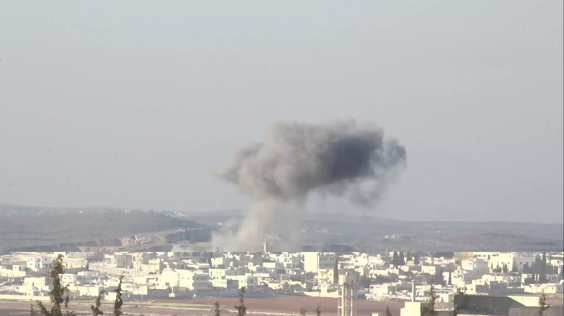 עשן מיתמר מהפצצה של ממשלת סוריה בחאלב, 3 בפברואר 2016
