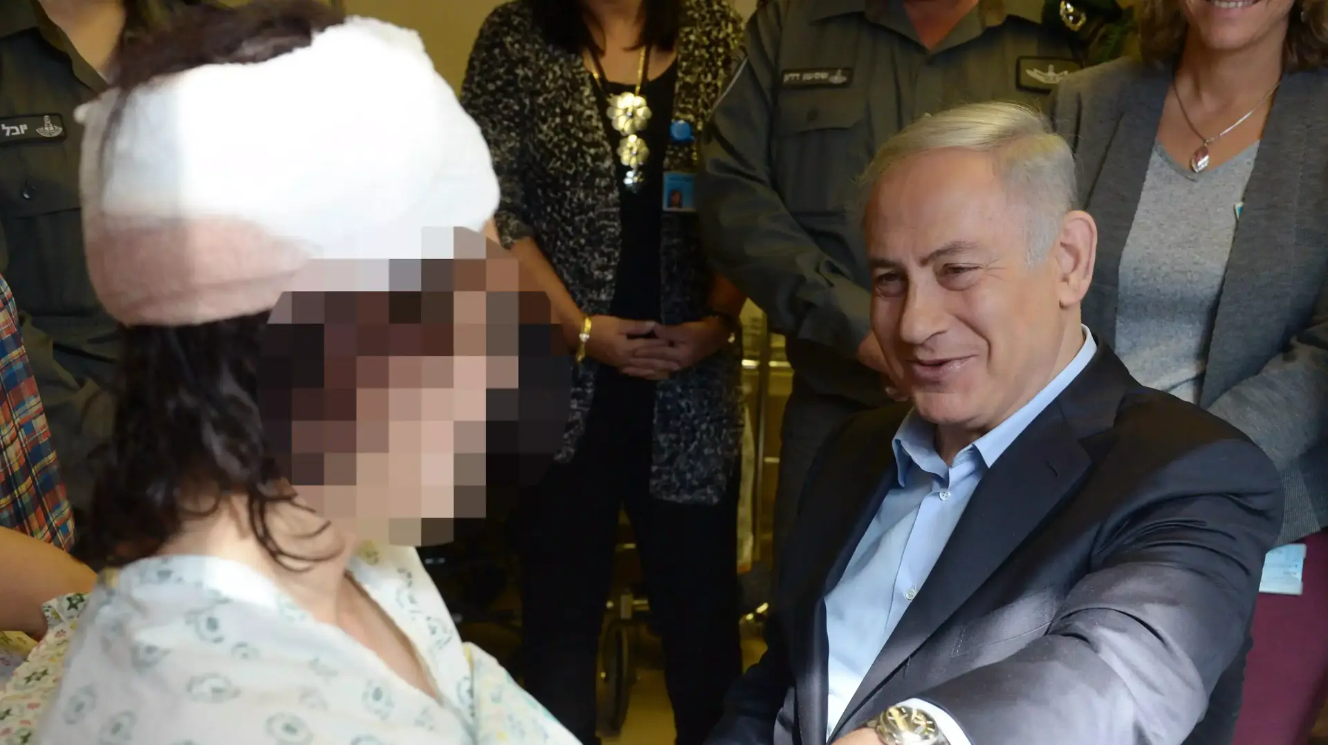 ראש הממשלה בנימין נתניהו מבקר את רווית, שוטרת מג"ב שנפצעה בפיגוע בשער שכם. בית החולים הדסה הר הצופים. 4 בפברואר 2016 ראש הממשלה בנימין נתניהו מבקר את רווית, שוטרת מג"ב שנפצעה בפיגוע בשער שכם. בית החולים הדסה הר הצופים. 4 בפברואר 2016