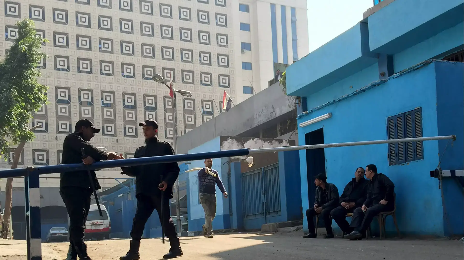 שוטרים מאבטחים חדר מתים בקהיר שבו נמצאת גופתו של סטודנט איטלקי שעבר התעללות לפני מותו, 4 בפברואר 2016 שוטרים מאבטחים חדר מתים בקהיר שבו נמצאת גופתו של סטודנט איטלקי שעבר התעללות לפני מותו, 4 בפברואר 2016