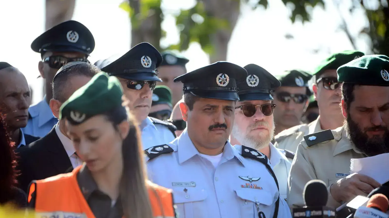 מפכ"ל המשטרה רוני אלשיך בהלווית הדר כהן, בית העלמין הצבאי יהוד. 4 בפברואר 2016 מפכ"ל המשטרה רוני אלשיך בהלווית הדר כהן, בית העלמין הצבאי יהוד. 4 בפברואר 2016