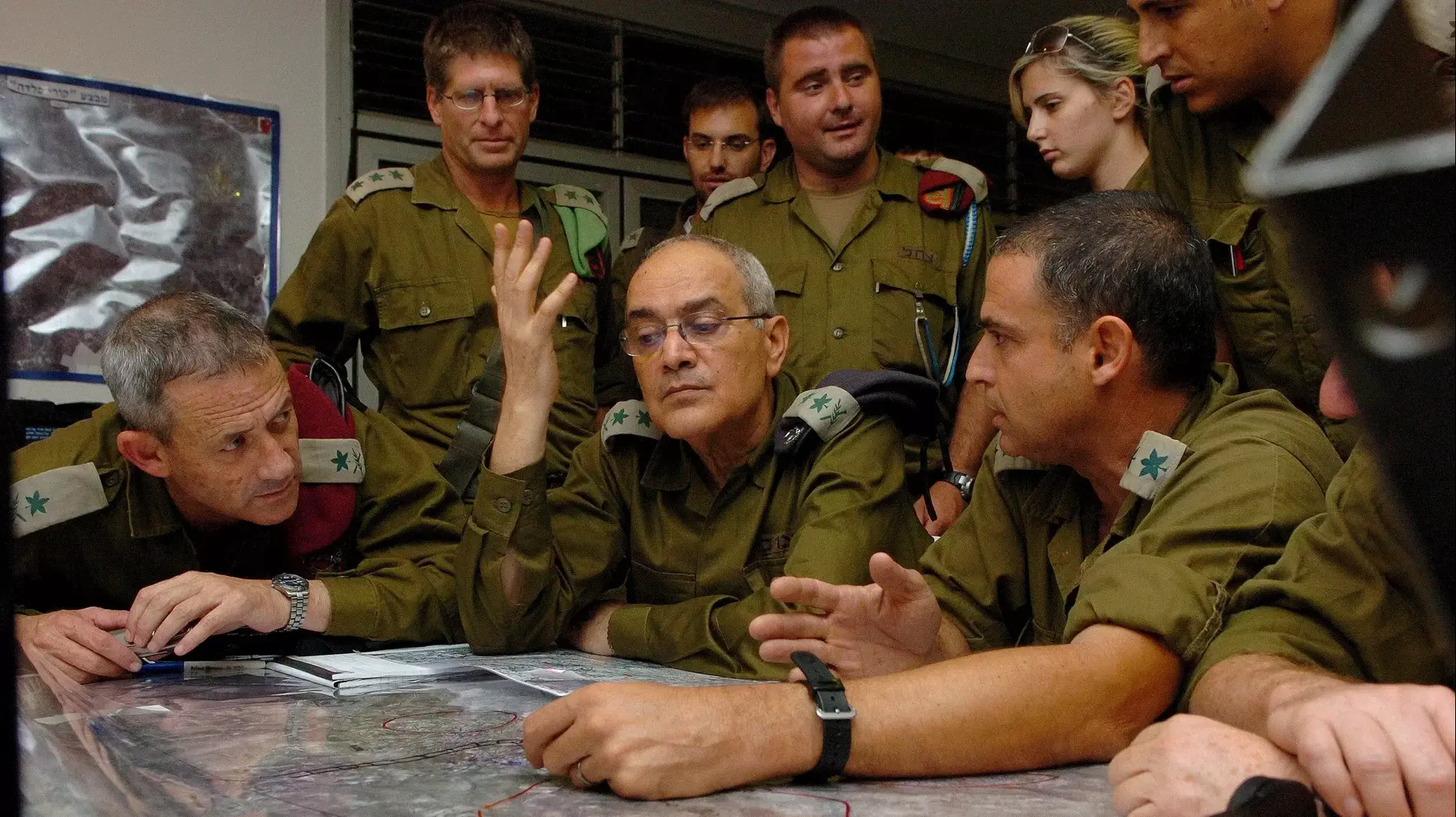 דן חלוץ ובני גנץ בחפ"ק גולני במלכיה, בזמן מלחמת לבנון השניה. יולי 2006 דן חלוץ ובני גנץ בחפ"ק גולני במלכיה, בזמן מלחמת לבנון השניה. יולי 2006