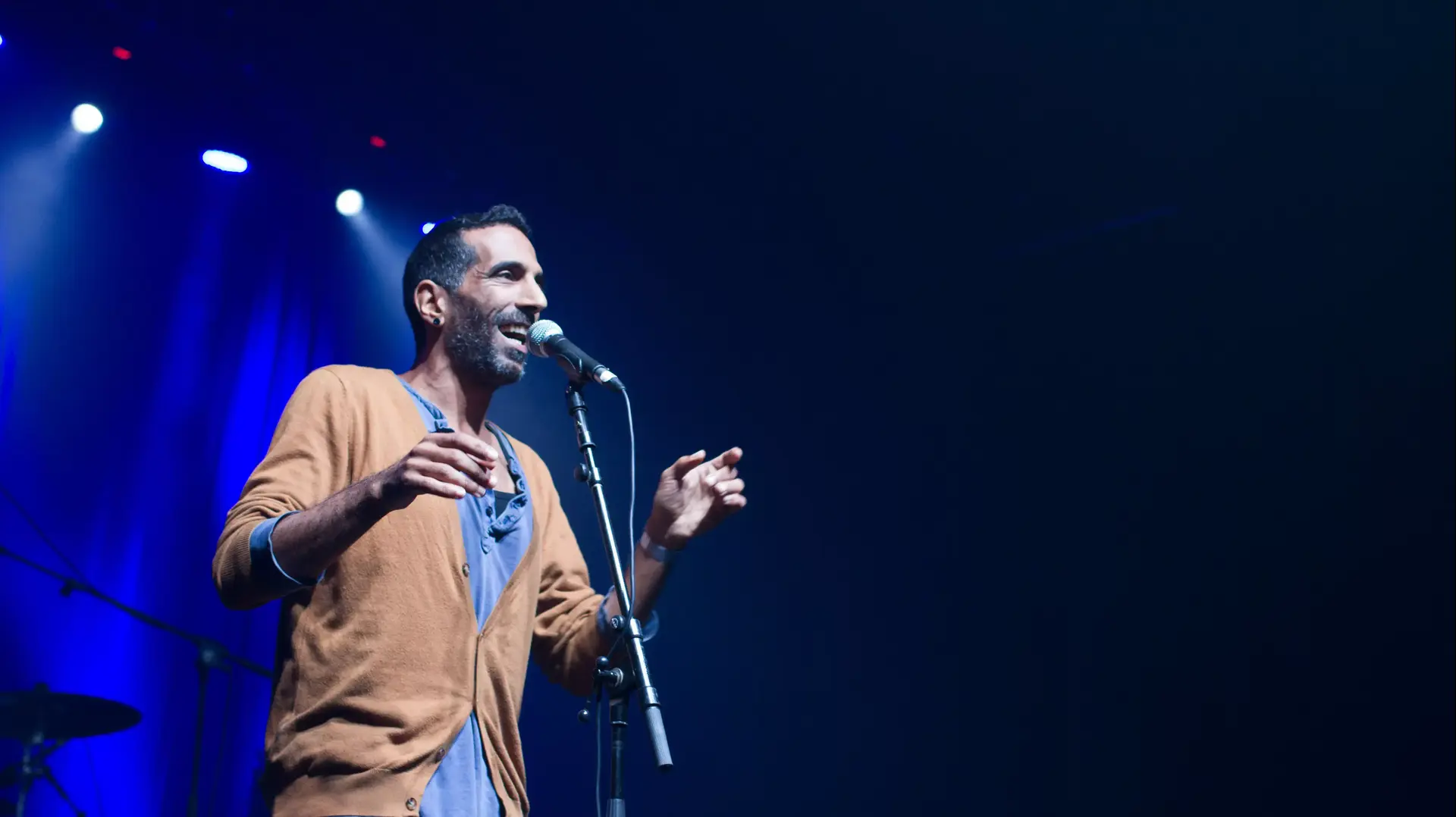 יוסי צברי באירוע מחאה של אמנים למען חופש הביטוי, האנגר 11, 5 בפברואר 2016 יוסי צברי באירוע מחאה של אמנים למען חופש הביטוי, האנגר 11, 5 בפברואר 2016