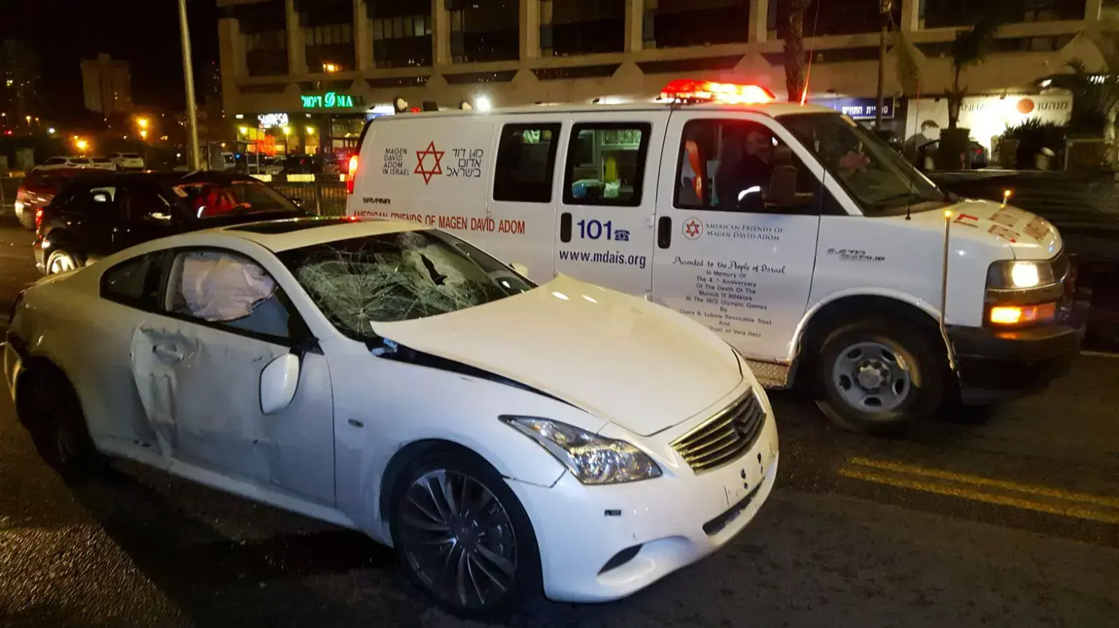 רכב שהתנגש בתחנת אוטובוס ברמת גן, פברואר 2016 רכב שהתנגש בתחנת אוטובוס ברמת גן, פברואר 2016