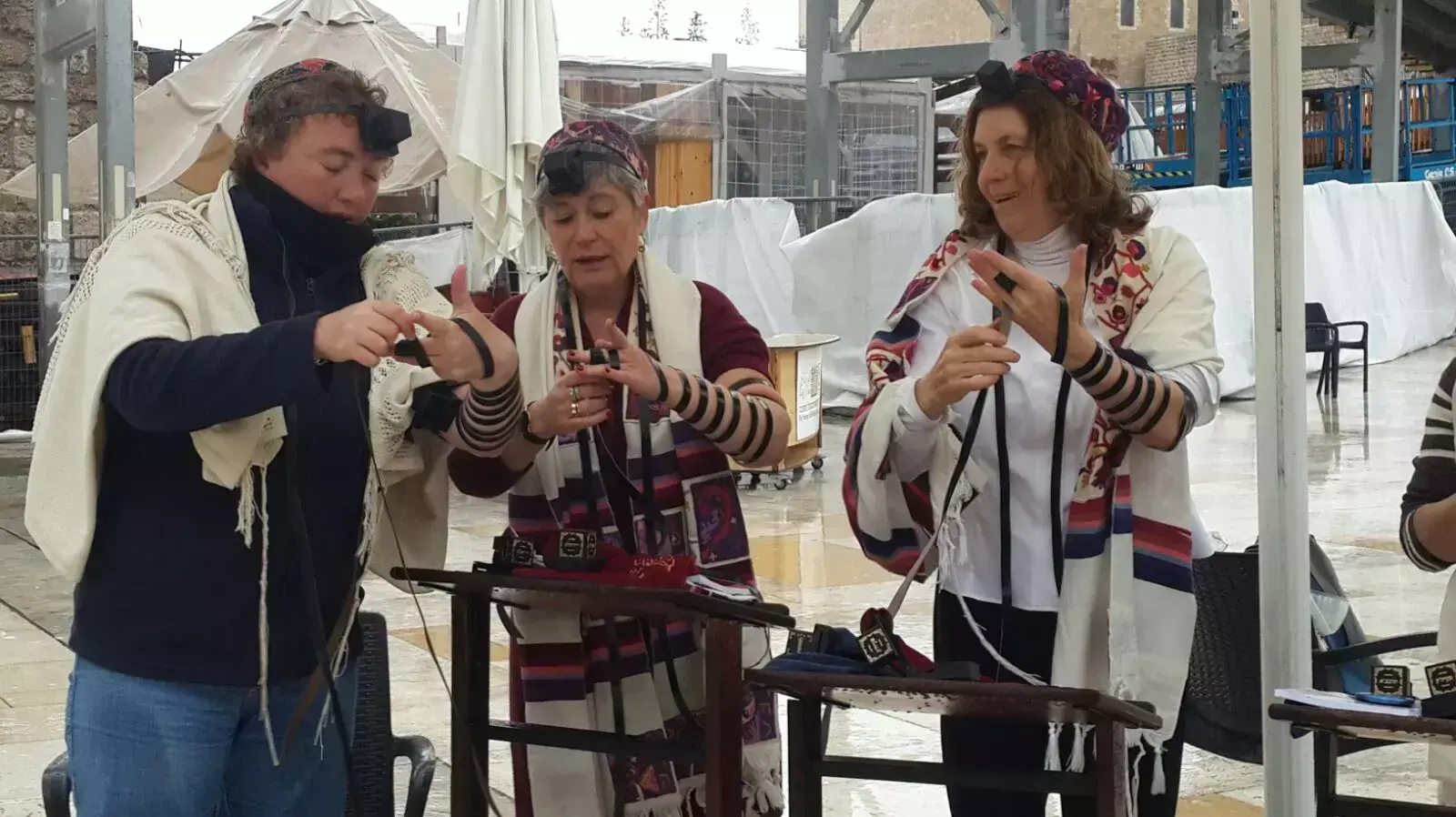 נשים מניחות תפילין בכותל נשים מניחות תפילין בכותל