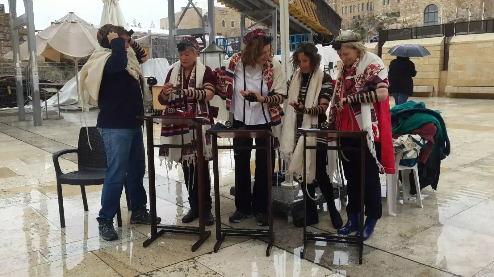 נשים מניחות תפילין בכותל נשים מניחות תפילין בכותל