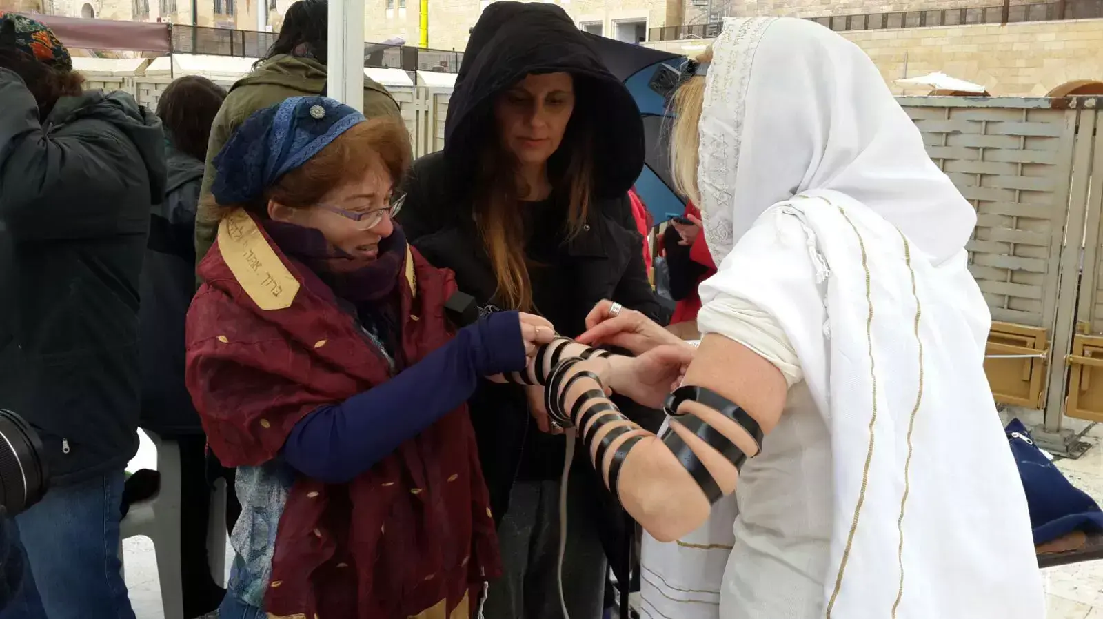 נשים מניחות תפילין בכותל נשים מניחות תפילין בכותל