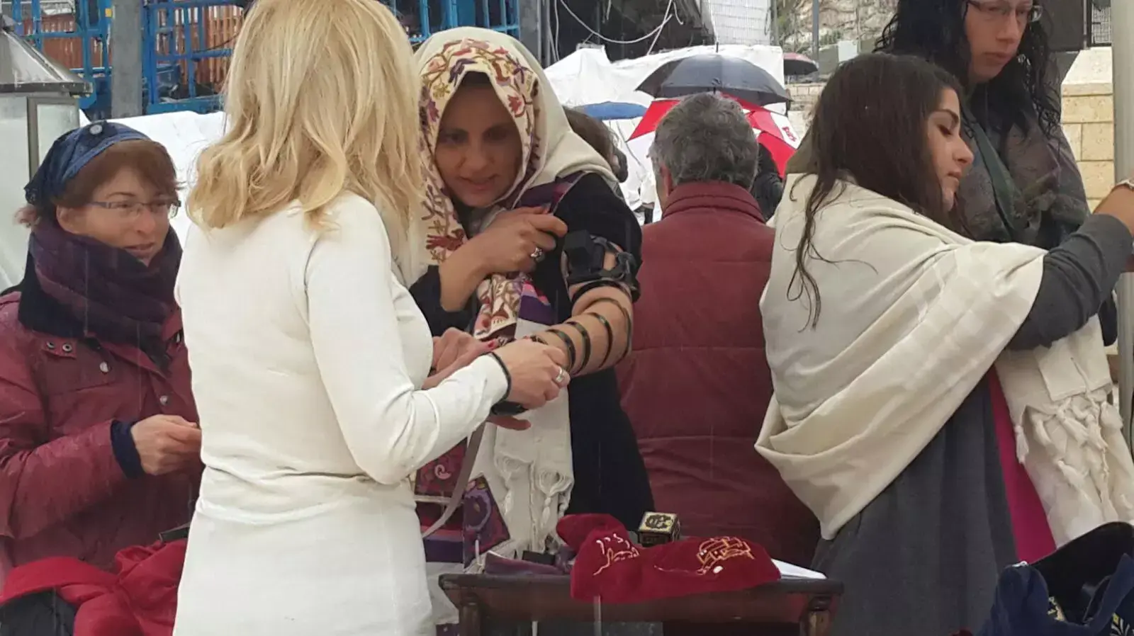 נשים מניחות תפילין בכותל נשים מניחות תפילין בכותל
