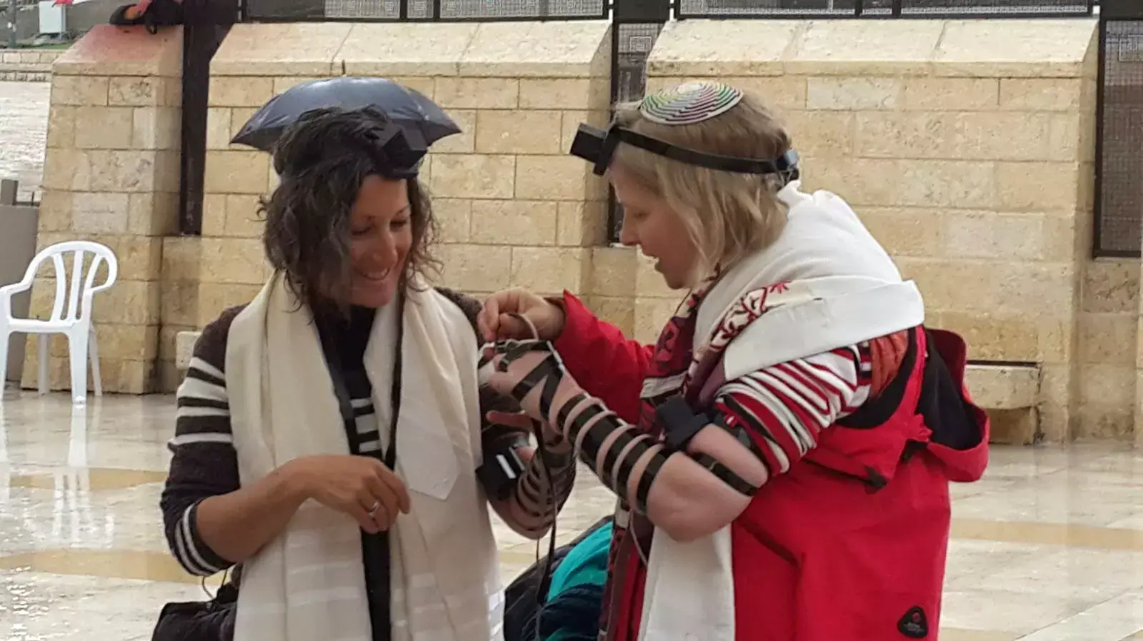 נשים מניחות תפילין בכותל נשים מניחות תפילין בכותל