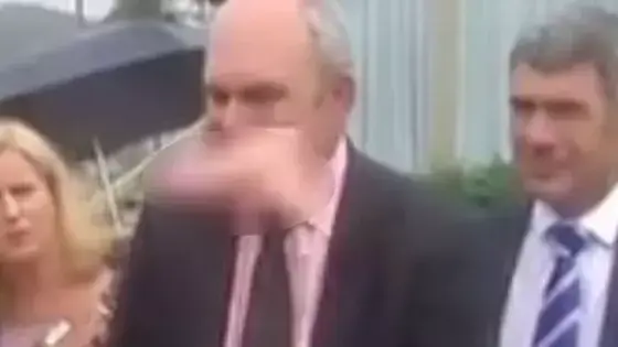פוליטיקאי מקבל דילדו בפנים