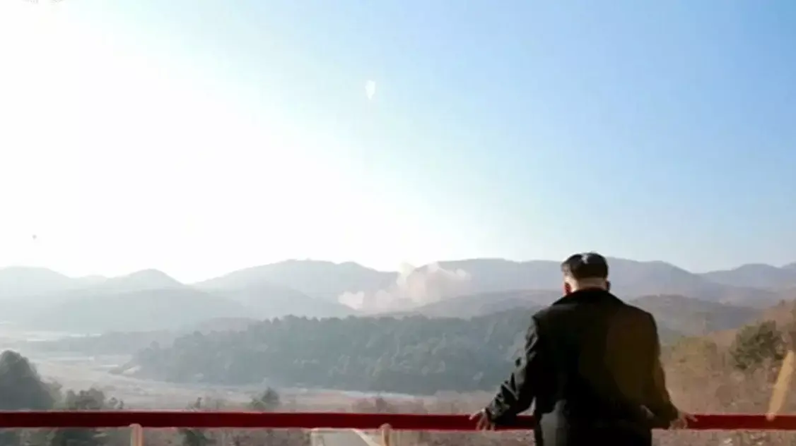 מנהיג קוריאה הצפונית קים ג'ונג און צופה בשיגור רקטה לוויינית לחלל, 7 בפברואר 2016