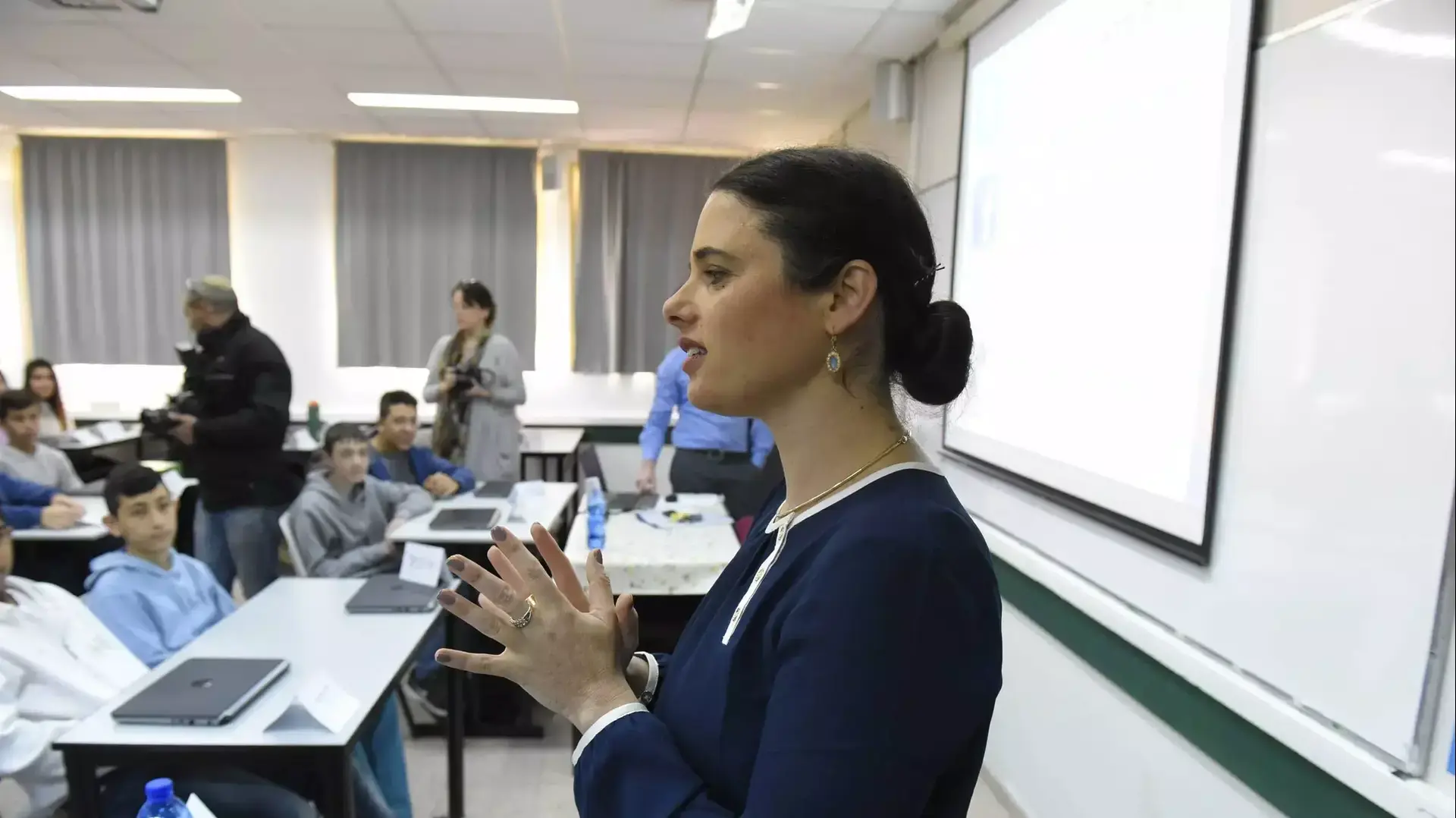 שרת המשפטים איילת שקד, בי"ס גוונים, ראש העין. 8 בפברואר 2016