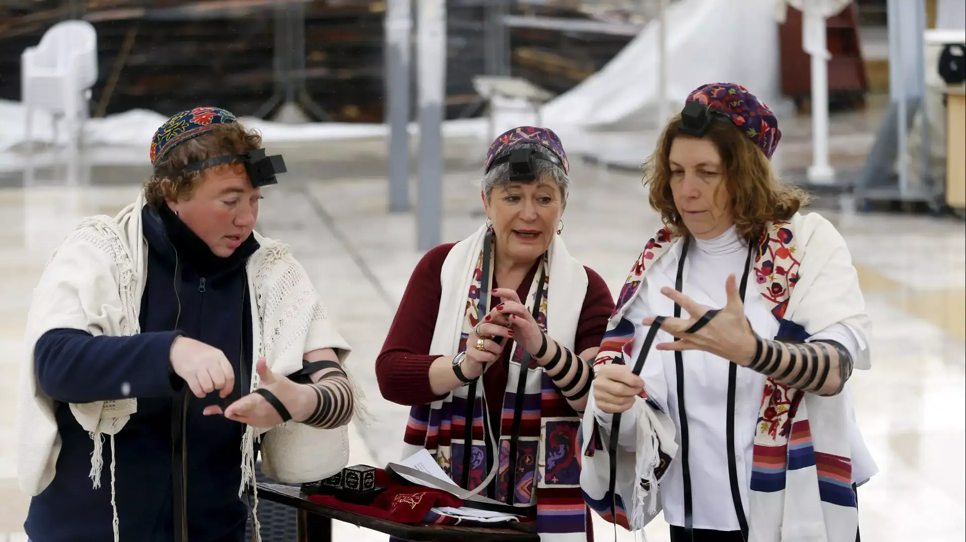נשים מניחות תפילין, הכותל המערבי, ירושלים. פברואר 2016