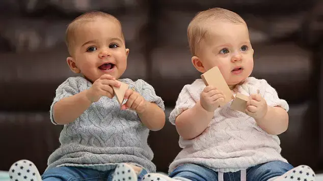 תאומות שאחת כהת עור עם עיניים חומות גדולות והשנייה בהירה עם שיער בלונדיני ועיניים כחולות תאומות שאחת כהת עור עם עיניים חומות גדולות והשנייה בהירה עם שיער בלונדיני ועיניים כחולות
