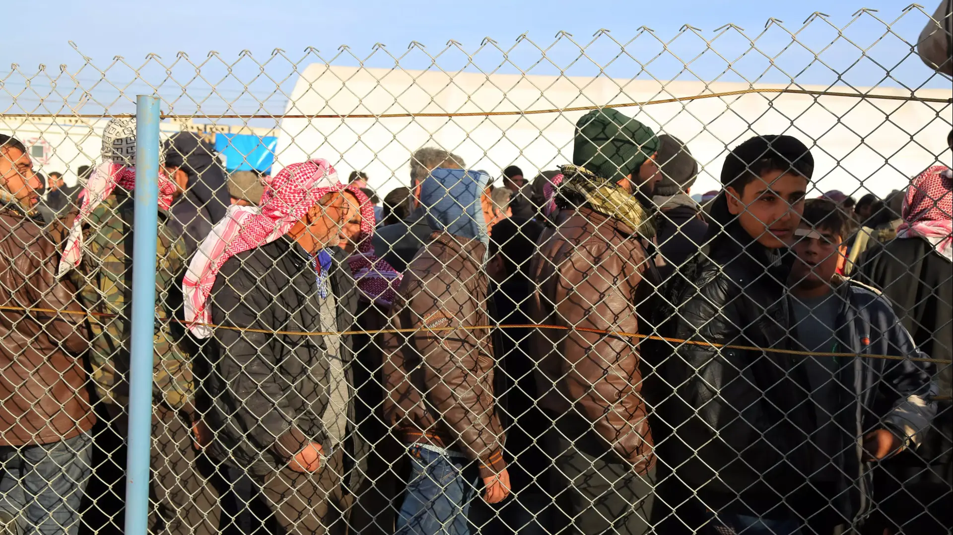 התור למעבר הגבול בין טורקיה לסוריה התמלא בפליטים הנמלטים מכוחות אסד בחאלב התור למעבר הגבול בין טורקיה לסוריה התמלא בפליטים הנמלטים מכוחות אסד בחאלב