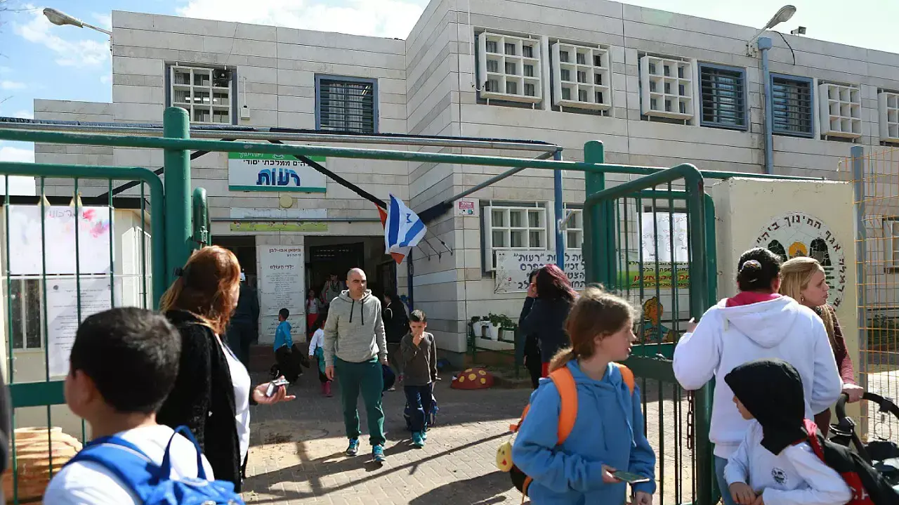 בית הספר רעות ברמלה בקרבת זירת אירוע הדקירה אתמול אייטם של ירקצי בית הספר רעות ברמלה בקרבת זירת אירוע הדקירה אתמול אייטם של ירקצי