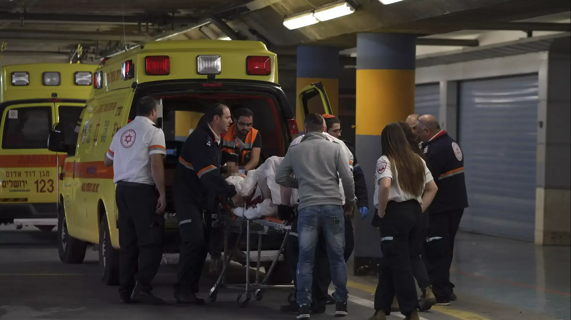 פינוי פצוע מפיגוע הדקירה בנווה דניאל. בית החולים שערי צדק, 9 בפברואר 2016 פינוי פצוע מפיגוע הדקירה בנווה דניאל. בית החולים שערי צדק, 9 בפברואר 2016