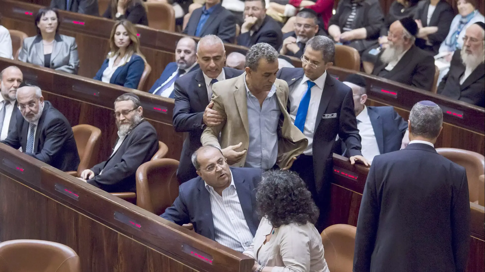 ח"כ ג'מאל זחאלקה מוצא ממליאת הכנסת. מאי 2015