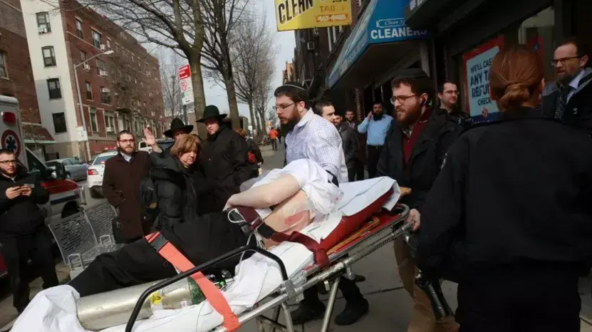אדם חרדי נדקר בקראון היטס שבברוקלין, ניו יורק. פברואר 2016 אדם חרדי נדקר בקראון היטס שבברוקלין, ניו יורק. פברואר 2016