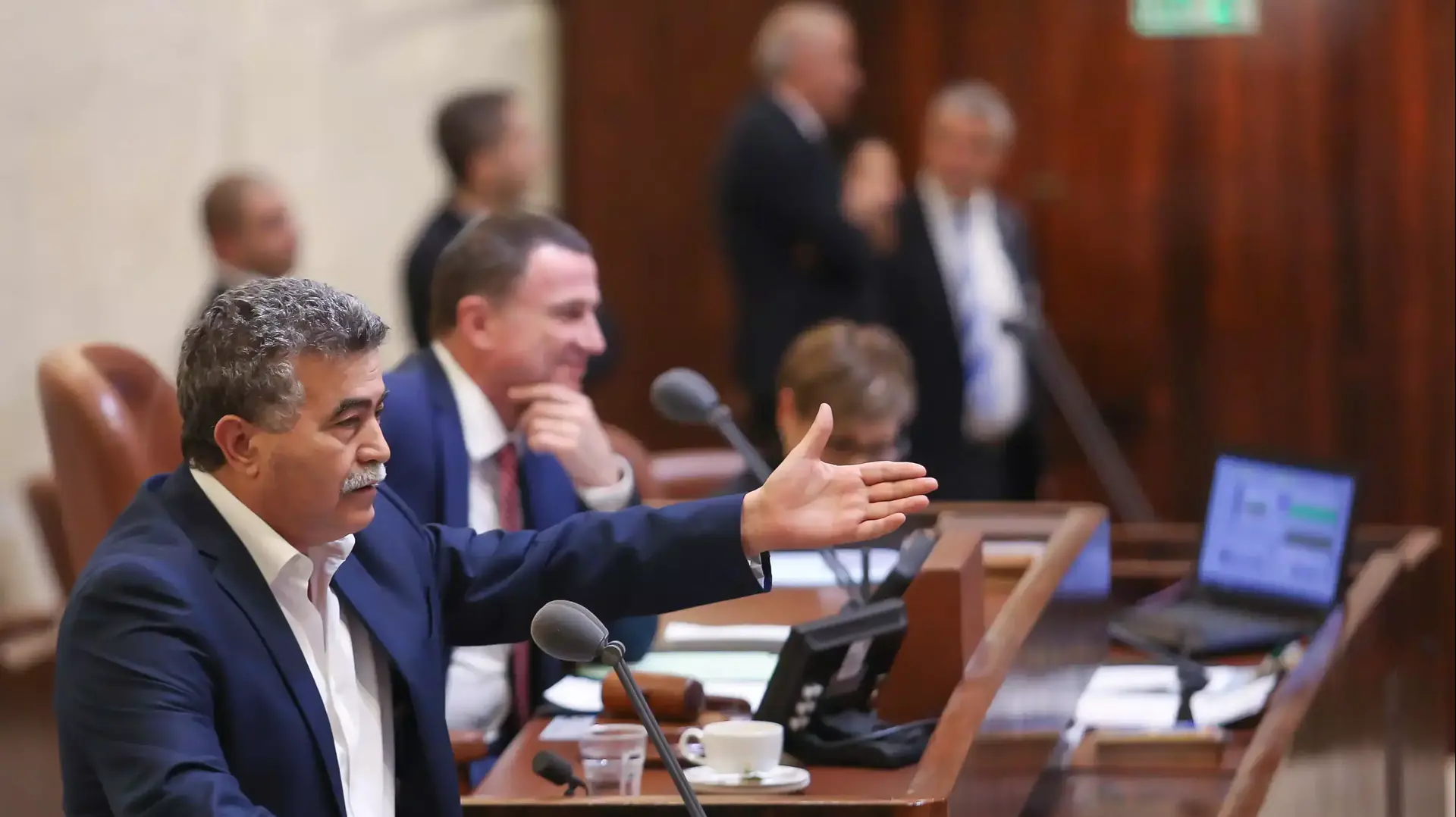 עמיר פרץ נואם במליאת הכנסת עמיר פרץ נואם במליאת הכנסת
