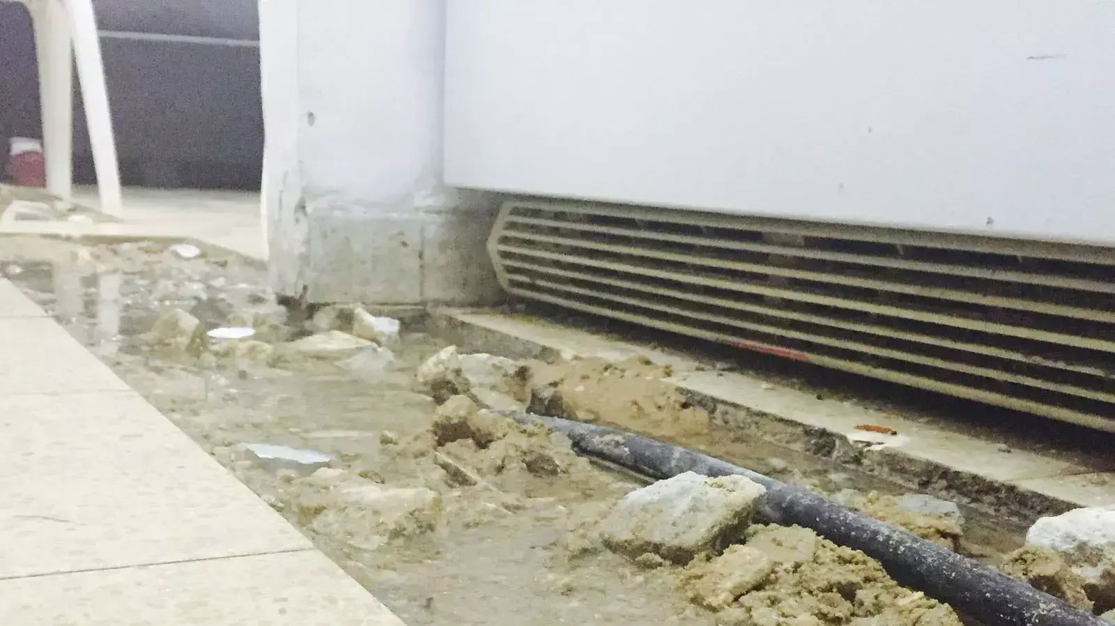 דירת מעונות באוניברסיטת בר אילן שאנשי תחזוקה השאירו בה את הרצפה עקורה למעלה מחודש אייטם של דנה ירקצי דירת מעונות באוניברסיטת בר אילן שאנשי תחזוקה השאירו בה את הרצפה עקורה למעלה מחודש אייטם של דנה ירקצי