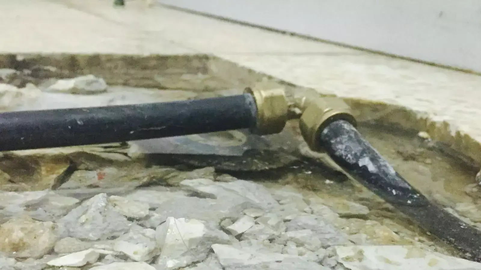 דירת מעונות באוניברסיטת בר אילן שאנשי תחזוקה השאירו בה את הרצפה עקורה למעלה מחודש אייטם של דנה ירקצי דירת מעונות באוניברסיטת בר אילן שאנשי תחזוקה השאירו בה את הרצפה עקורה למעלה מחודש אייטם של דנה ירקצי